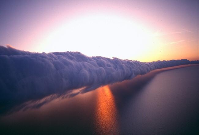 morning glory cloud hang gliding