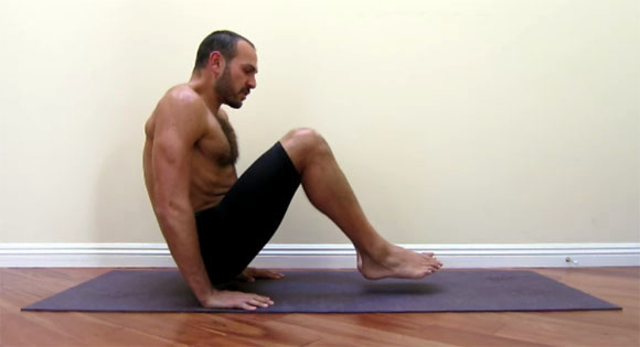 antranik demonstrating a tucked L sit